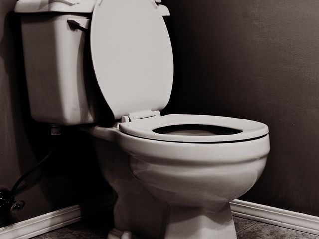 トイレの水漏れを見逃さないための日常点検と安心を守るメンテナンスの心得